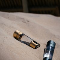 2 Lumi Flaschen im Sand