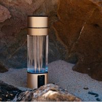 Lumi Flasche vor Felsgestein